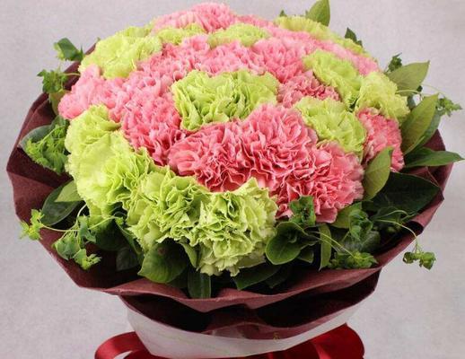 康乃馨花束的寓意是什么？如何选择合适的花束表达情感？