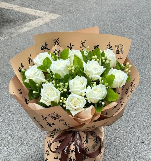 前男友送白玫瑰花有何深意？这种行为背后的含义是什么？