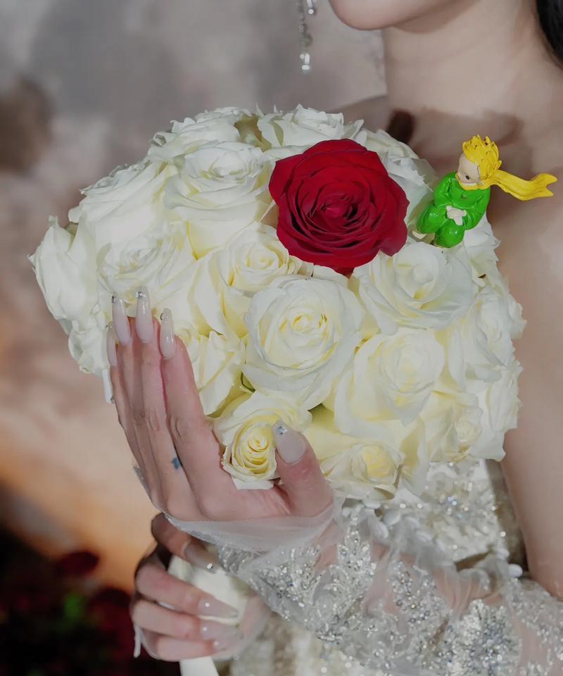 女性手捧玫瑰花通常象征着什么？