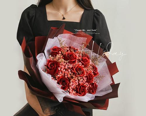 女性手捧玫瑰花通常象征着什么？