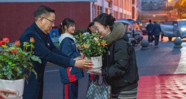 女教师送学生玫瑰花有何寓意？它传递了怎样的信息？