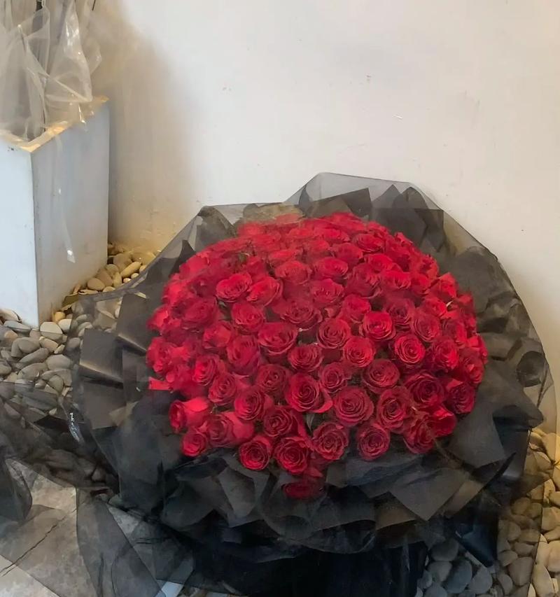 一对红玫瑰花的寓意是什么？