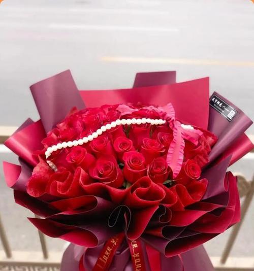 一对红玫瑰花的寓意是什么？