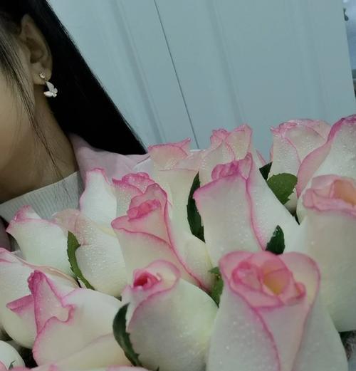 白玫瑰加艾莎玫瑰的花语是什么？这种组合有何特别意义？