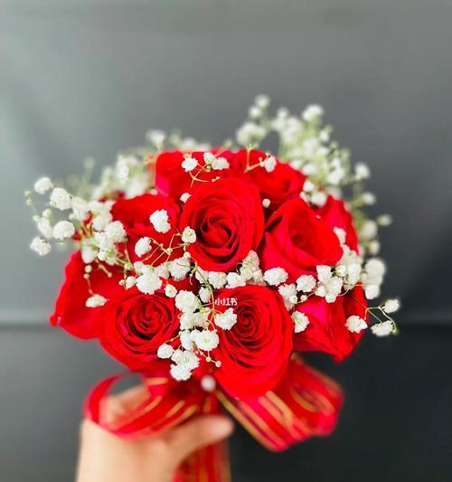 手捧鲜花通常表达什么情感？