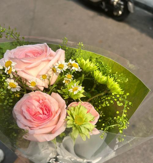 雏菊和白玫瑰搭配的花语是什么？这种花束表达了哪些情感？