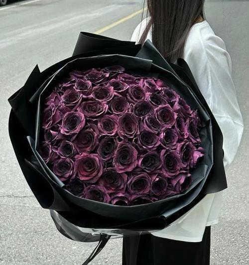 乌梅子酱和玫瑰花搭配代表什么？这种搭配有何特别意义？
