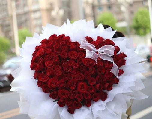 九朵玫瑰花语有何特殊意义？