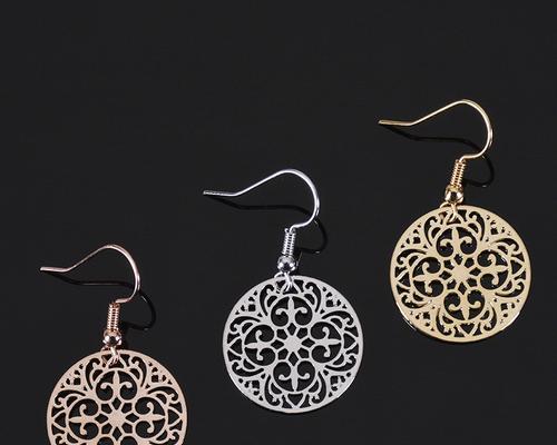 金色花耳环的时尚与文化解读是什么？