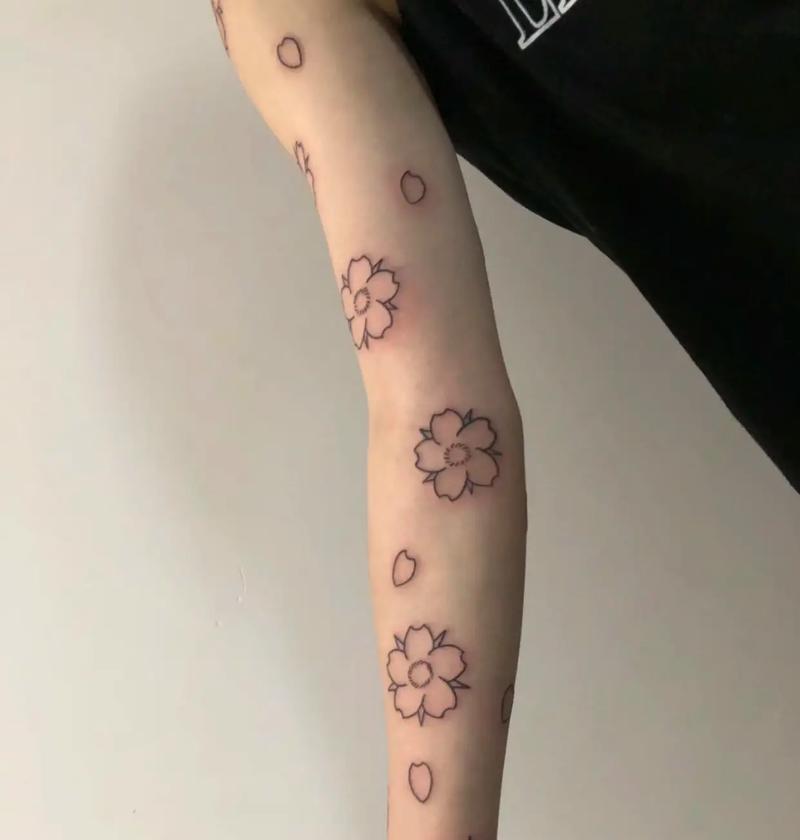 花臂纹身的特殊含义是什么？纹身中的花卉象征着什么？