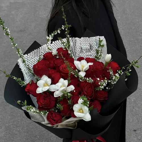 红玫瑰花束代表什么？红玫瑰花束的寓意是什么？
