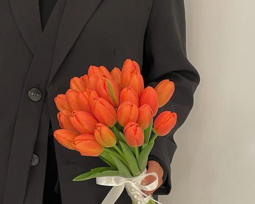 手捧花中蓝色与橙色搭配有何特别含义？