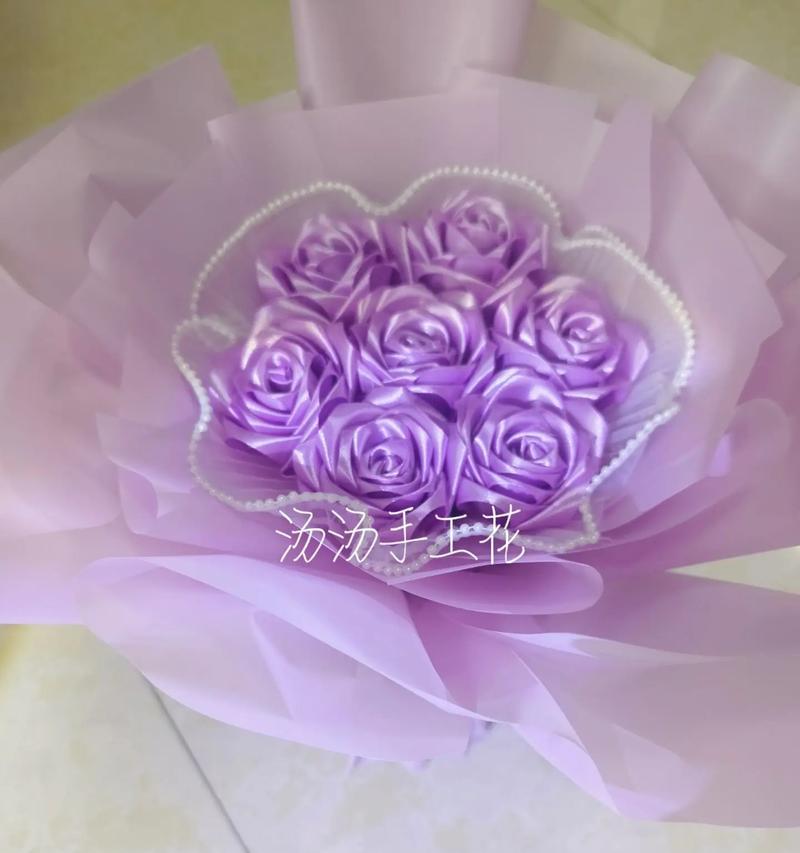紫色衣服上的花代表什么？它的含义是什么？