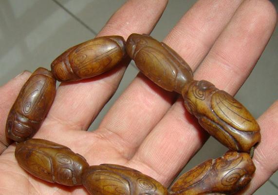 黄色条纹花玉手串有何寓意？
