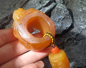 黄色条纹花玉手串有何寓意？