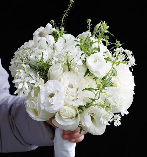 订婚手捧花语是什么？如何选择寓意美好的手捧花？