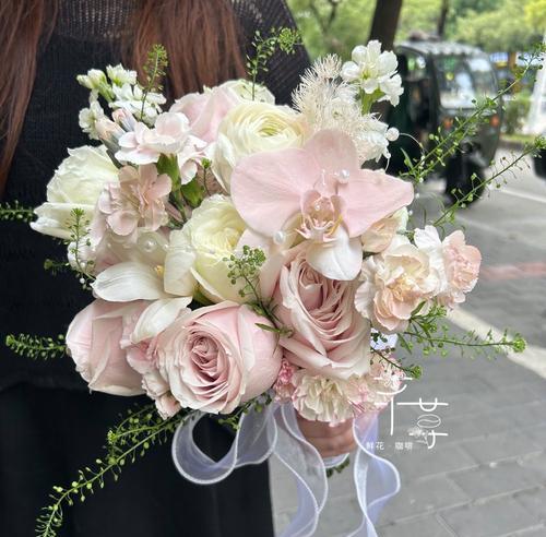 订婚手捧花语是什么？如何选择寓意美好的手捧花？