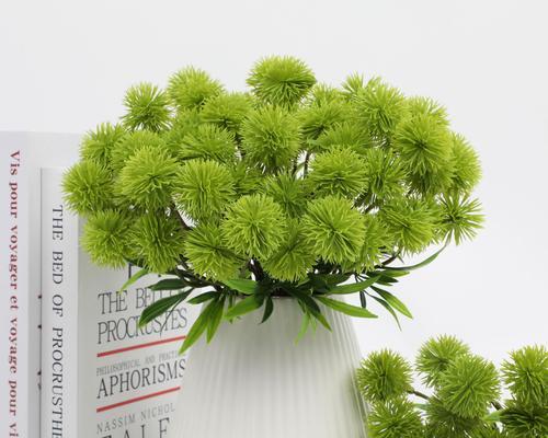 金色假花在插花中的寓意是什么？它象征着什么？