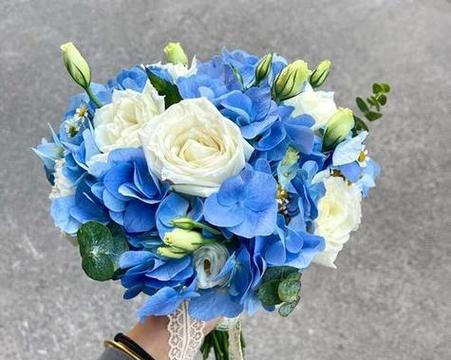 手捧花在婚礼中有什么特别寓意？