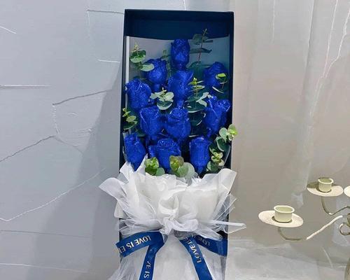 深蓝色花束中哪些花最吸引人？