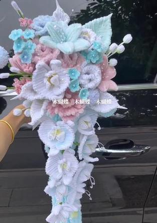 蓝色加粉色手捧花代表什么？手捧花颜色搭配的含义是什么？