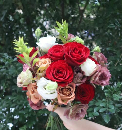 红色金辉手捧花寓意什么？如何选择合适的手捧花？