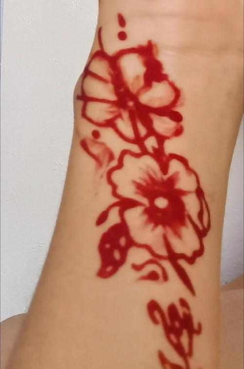 海娜手绘的花象征什么？海娜手绘象征爱情的花有哪些？