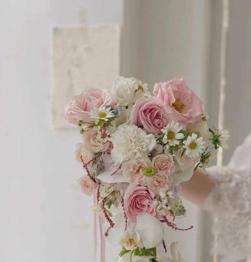 婚礼上抢手捧花有何意义？传统中手捧花的寓意是什么？