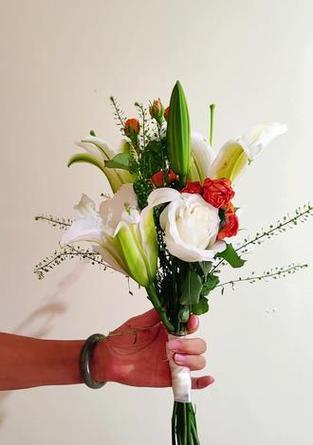 手捧花挽胳膊代表什么？挽胳膊花束的寓意是什么？