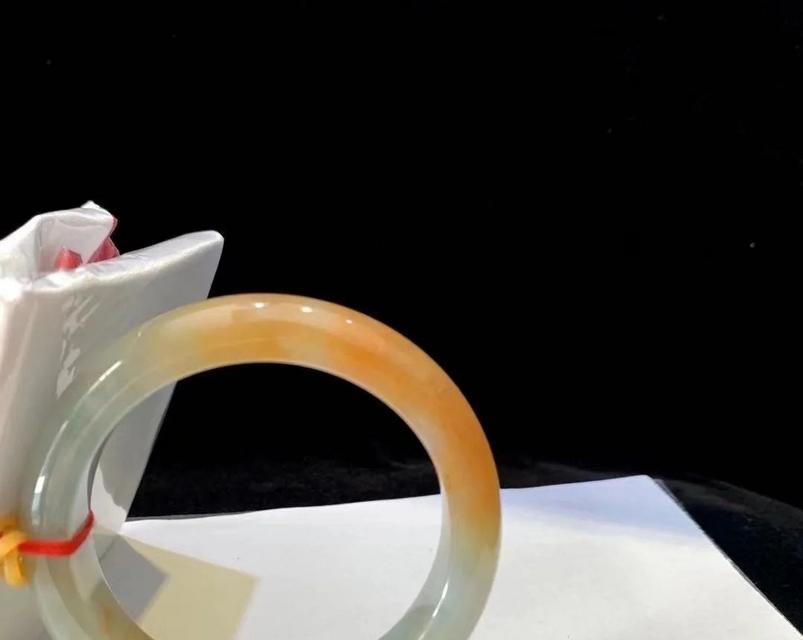 黄色玉石黑色飘花的寓意是什么？