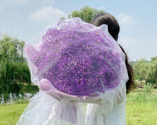 紫色花束通常表达什么情感和寓意？