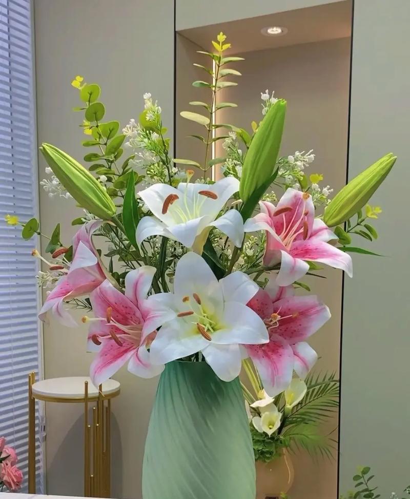 手捧花百合花象征什么？百合花的寓意有哪些？