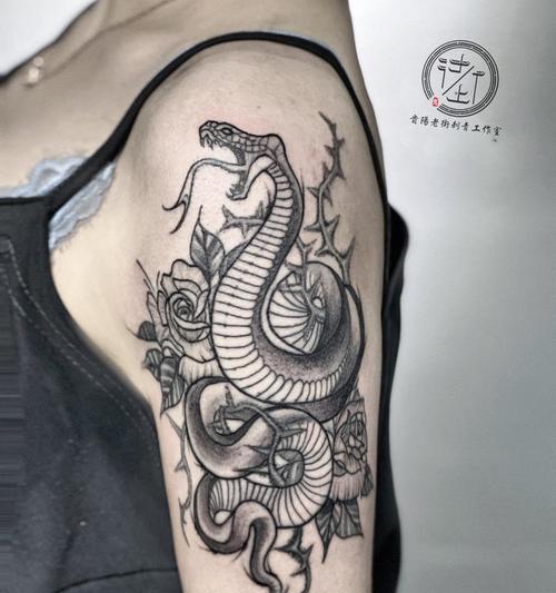 花蛇纹身的寓意是什么？颜色对花蛇纹身象征有何影响？