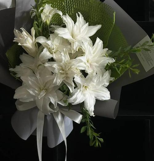 百合花语大全及寓意（解读百合花语与传递真情）